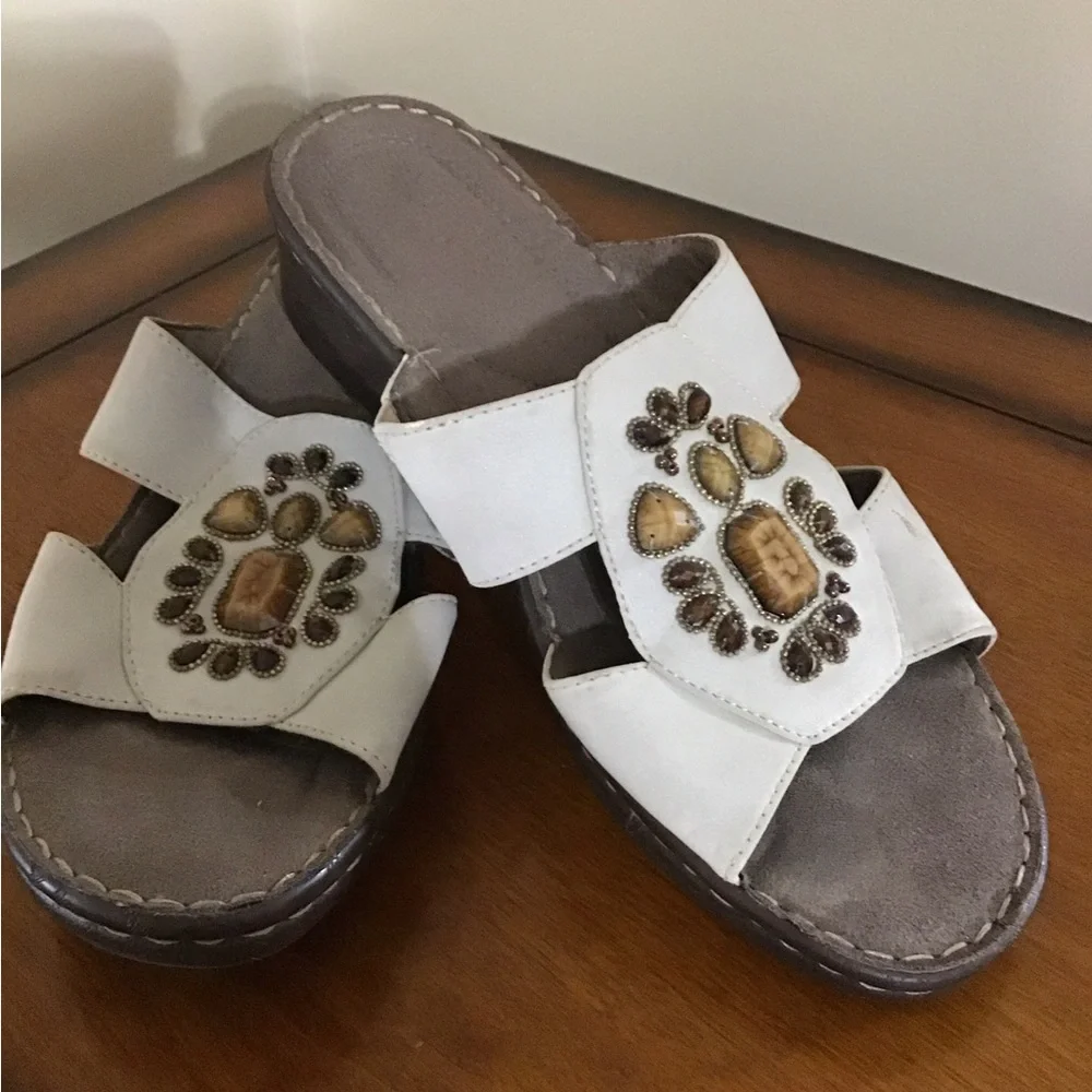 woman’s size 9 natural soul sandals R